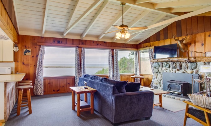 Smith River Cabaña | ¡NUEVO! Coastal Smith River Cottage w / vistas al mar!