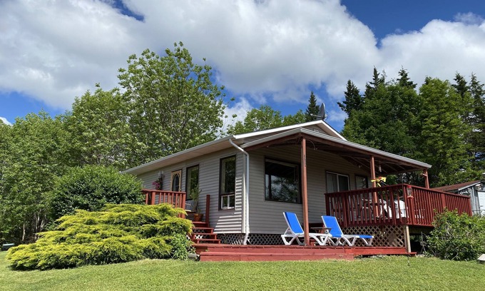 Green Bay Cabaña | Rustic Comfy Cottage in the heart of NS Ocean Playground. Walk to Beach.