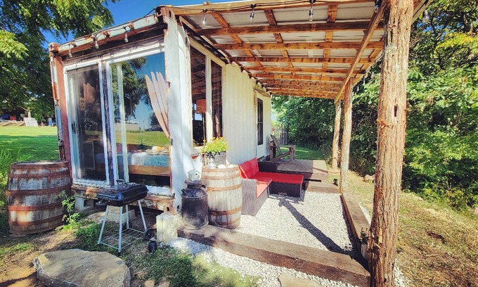 Jonesville Cabina | Rustic Container Cabin on Beautiful Farm - Near Ark & Bourbon Trail