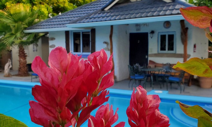 Runaway Bay Cabaña | Rustic Cottage - A/C, Parking, Pool & Beach Access