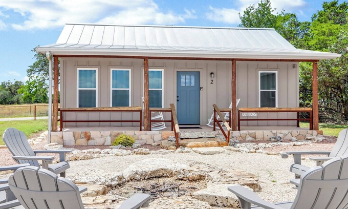 Wimberley Cabina | Rustic Cottage w/ Firepit, Pickleball & Porch