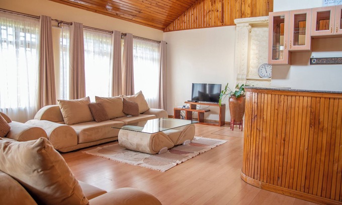 Nairobi Cabaña | Rustic cottage with chimney & garden UN BLUEZONE