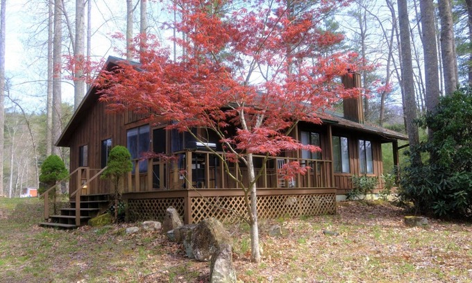 Hendersonville Cabina | Rustic country cabin on mountain top - king bed, hot tub