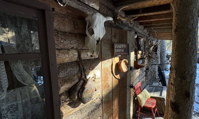 Bragg Creek Casa | Rustic Cozy Cabin with hot tub