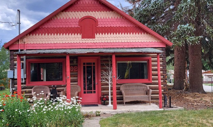 Buena Vista Cabina | Rustic-cozy cabin with modern amenities in quiet neighborhood w/ state park yard