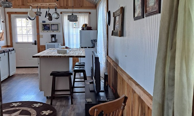 Gainesville Cabaña | Rustic cozy cottage. Country living at irs best. Travel down tree lined roads.