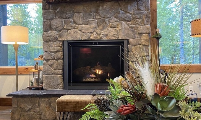 West Yellowstone Cabina | RUSTIC Elegance ELEVATED! Hot Tub and more! Only 10 Minutes from Yellowstone NP!