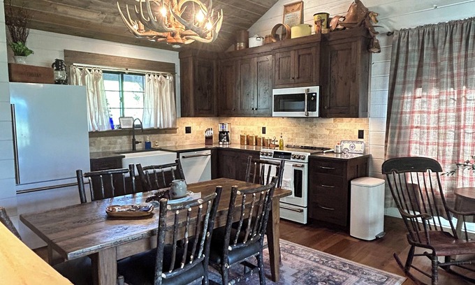 Gardiner Cabina | Rustic Elegant Cabin 5 Mns to YNP ~ Open Year Round