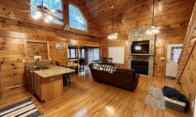 Fair Play Cabina | Rustic Escape on Lake Hartwell - Pet Friendly, Kayaks and Paddleboards Provided!