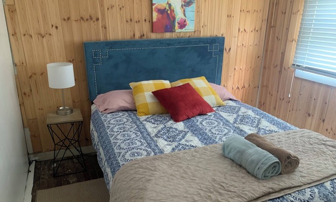 Shawanese Cabina | Rustic Family Cabin Kayaks Hot Tub Colleges 2-bedroom cabin Harveys Lake AC