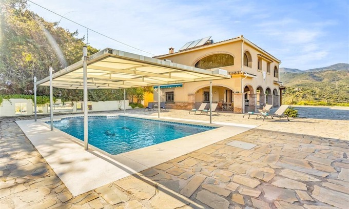 Estepona Villa | Villa familiar rústica con clima, Wifi y piscina, Campo, a poca distancia en coche del centro, playa