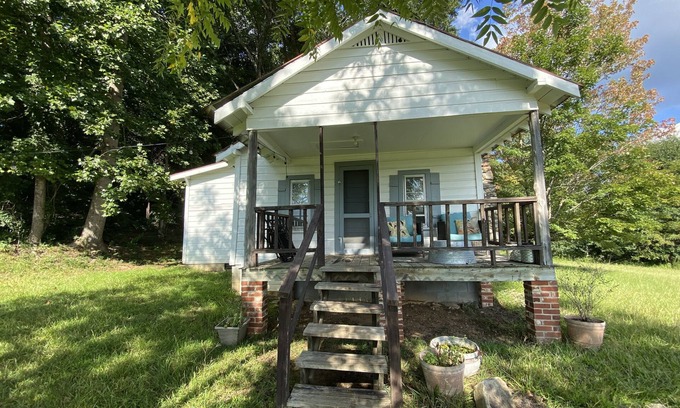 Travelers Rest Cabina | Rustic farm house in the foothills of South Carolina.
