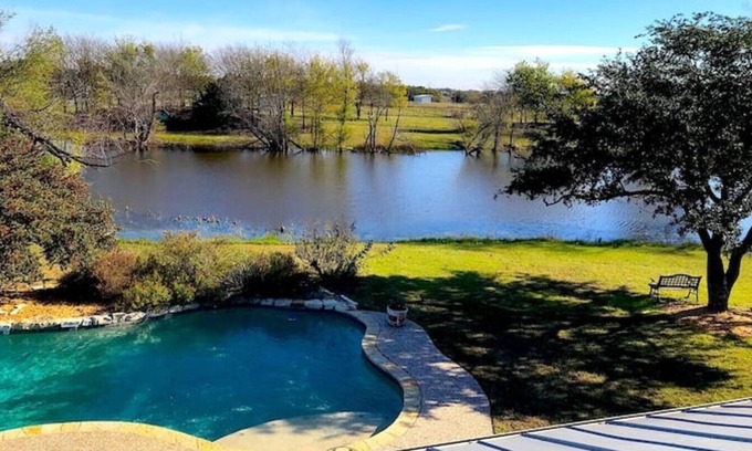 Elmo Casa | Rustic-Farmhouse Estate (6 Acres, Pool & Private Pond)