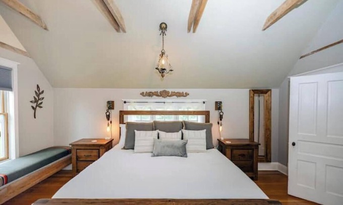 Goodhue County Casa | Rustic Farmhouse on the Vineyard