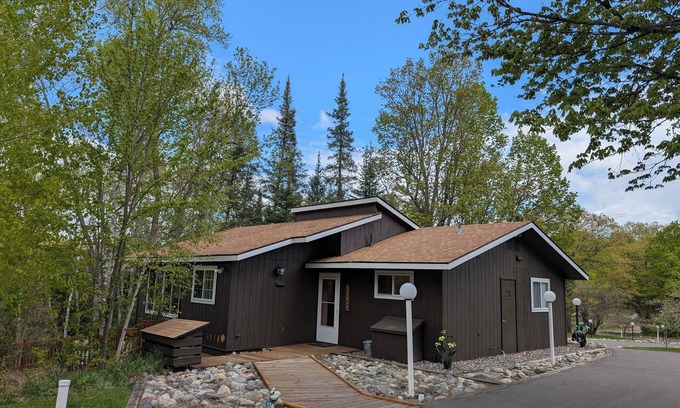 Sayner Cabina | Rustic Fawn at White Birch Lake | Fireplace, AC, Lake Access w/ Dock, Dogs OK