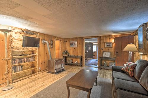 Frederic Casa | Rustic Frederic Cabin Near Cross-Country Skiing!