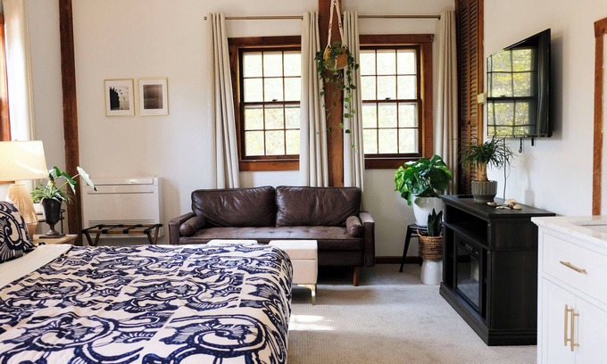 Spottswood Cabina | Osceola Mill is a B&B inn located in the Shenandoah Valley 20 minutes from Lexington and Staunton.
