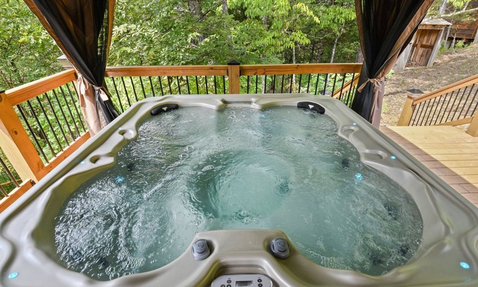 Sevierville Cabina | Rustic Hideaway (4-Bedroom Cabin) with Pool by RedAwning
