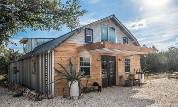 San Marcos Casa | ⭐️Rustic Hill Country Barn retreat on acreage⭐️