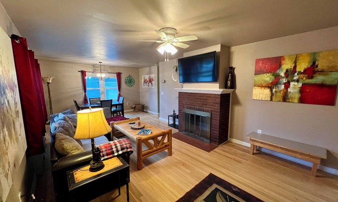Riverdale Casa | Rustic home only 5 minutes from Lake Sakakawea & Missouri River! Pet-friendly.