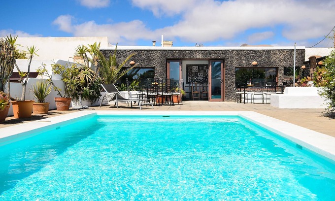 Guime Casa | Casa rústica a un paso de la playa con piscina, terrazas y jardín