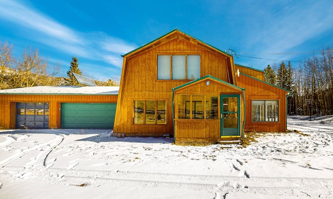 Cripple Creek Casa | Rustic home with mountain views, wood-burning stove, basketball court, & patio