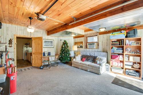 Arcade Apartamento | Rustic Jefferson Retreat with Fire Pit Near Athens!