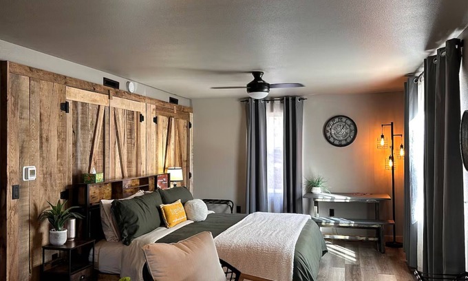 Wisconsin Dells Cabaña | Rustic King Cottage @ Sandstone Rustic Retreat