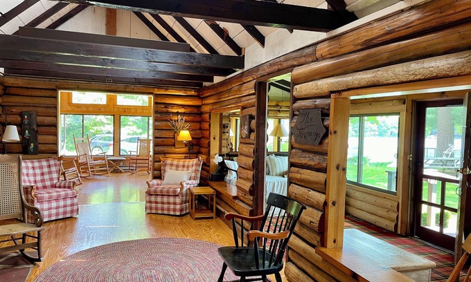 Brookfield Cabina | Rustic Lakefront Cabin in Heart of Massachusetts near Antiquing and Breweries