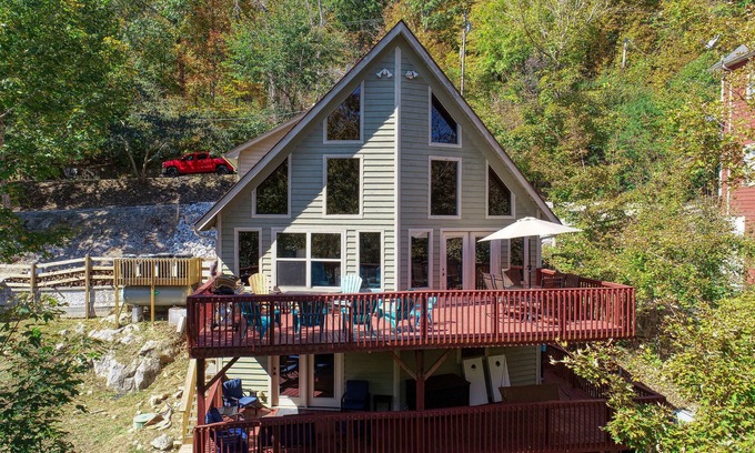 Speedwell Cabina | Rustic Lakefront Cabin with private double-deck dock, slide, hot tub, more!