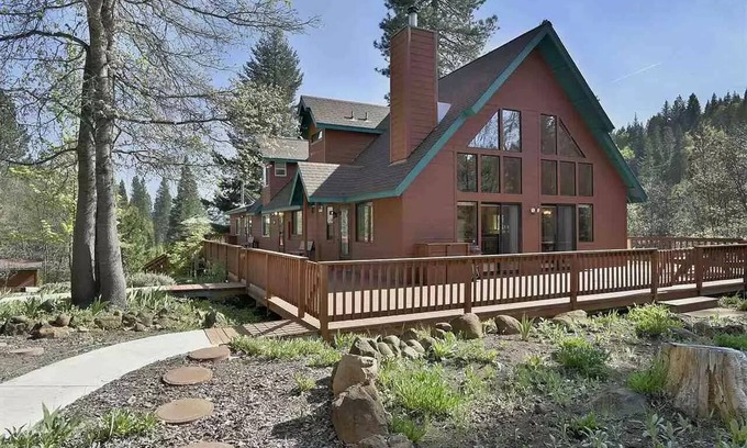 McCloud Cabina | Rustic lodge sits on 60 private acres in the shadow of Mt. Shasta!