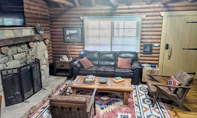 Pine Mountain Club Cabina | Rustic log cabin offering modern conveniences - Pet friendly