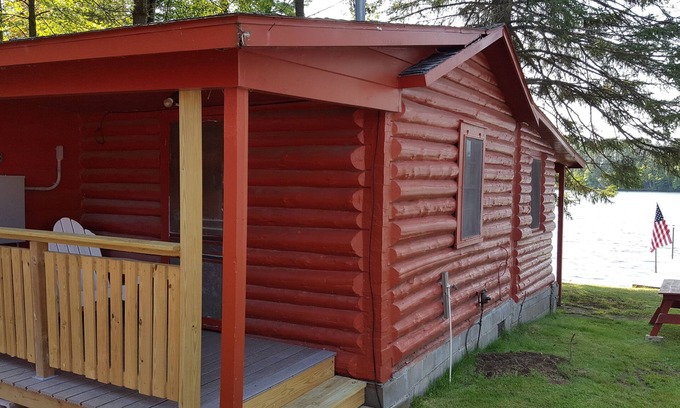 Tomahawk Cabina | Rustic Log Cabin built 1897 just steps from lake
