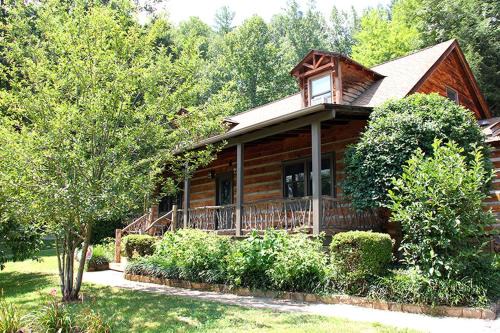 Clyde Casa | Rustic Log Cabin Rental with a Hot Tub near Asheville, North Carolina