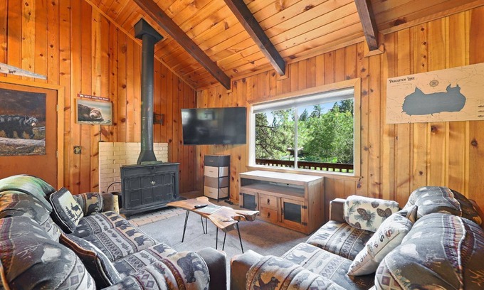 Mammoth Creek Cabina | Rustic Log Cabin | Pet-Friendly, Walk to Lake, Sleeps 6