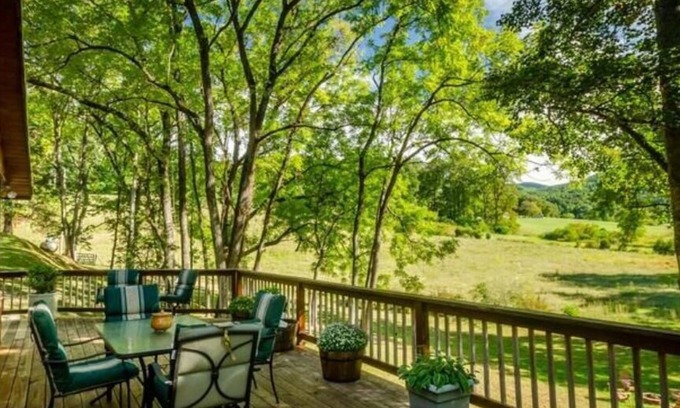 Franklin Cabina | Rustic Log Home - Meadow and Brook