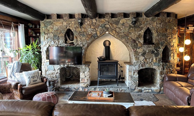Sicamous Otro | Rustic log home retreat on Mara Hills Golf Resort with lake view.