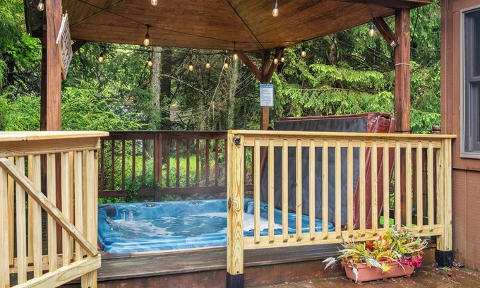 Blakeslee Casa | Rustic Lux Escape, Lake, Hot Tub, Arcade, Game Lounge