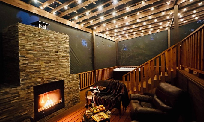 Sevierville Cabina | Rustic Luxury in the Smokies: 3-Level Deck, Treehouse, Hot Tub and Games Galore