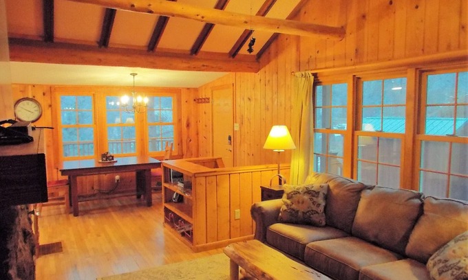 Cascade-Chipita Park Cabina | Rustic modern1928 Cabin in the heart of the Pikes Peak region.