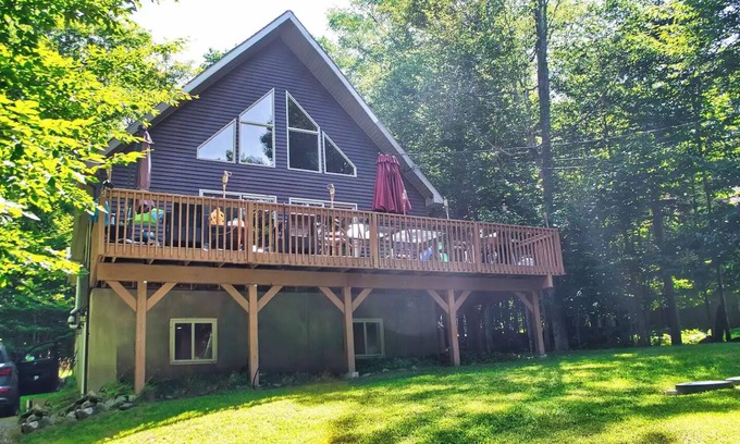 Gouldsboro Chalet De Esquí | Rustic Modern 5BR/4BA Chalet in Big Bass Lake, a Gold Star gated community.