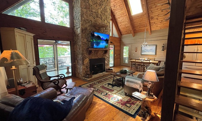 Mountain Rest Cabina | Rustic Mountain Lake Cabin - Pet Friendly, Playstation 5, Fast Internet, Dock