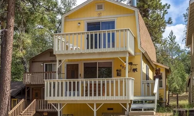 Big Bear Lake Cabina | Rustic Mountain Retreat. Trail access,fenced yard