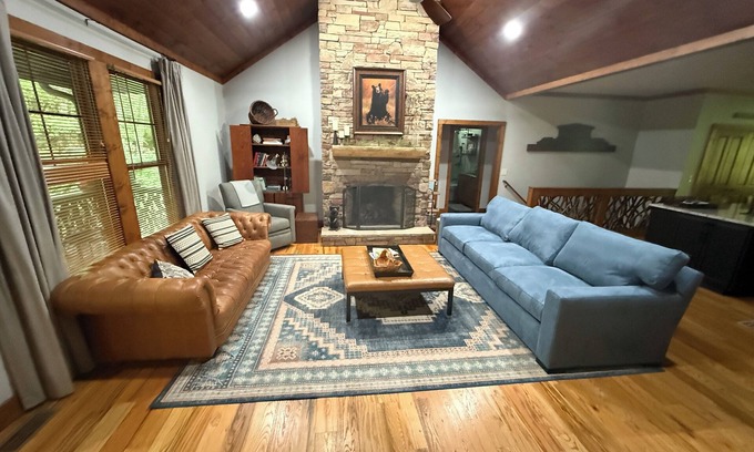 Sapphire Casa | NUEVA LISTA: Cabaña de montaña rústica actualizada con todas las comodidades modernas