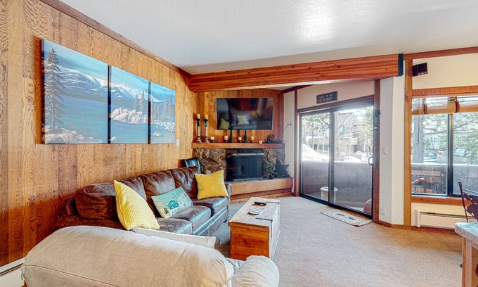 Olympic Valley Casa | Rustic mountain view condo w/ full kitchen - walk to lifts