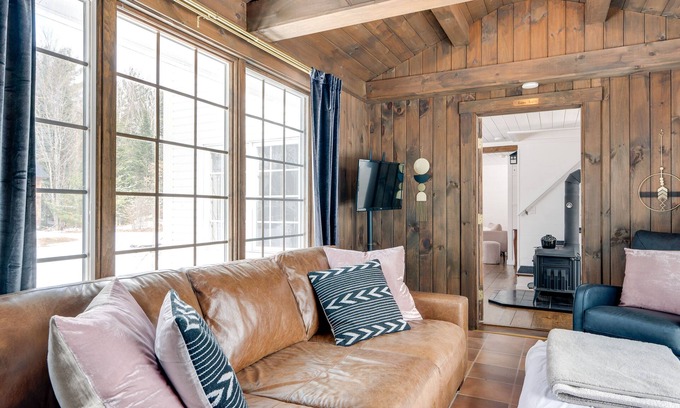 Guildhall Casa | Rustic Mountain-View Farmhouse on 159 Acres
