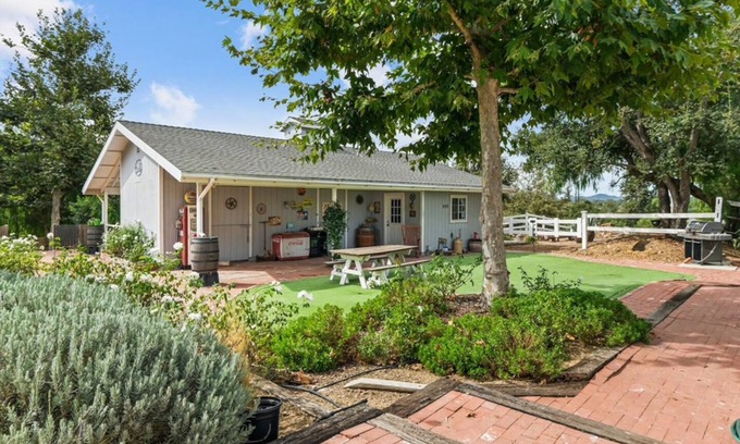 Thousand Oaks Casa | Vintner's Ranch Farmhouse - ¡solo propiedad disponible en Lynn Ranch!