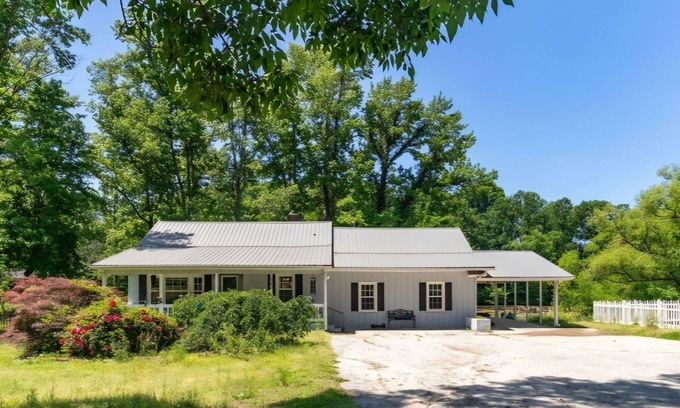 Archdale Casa | Rustic Pond Retreat w/ Hot Tub & Fishing Gear