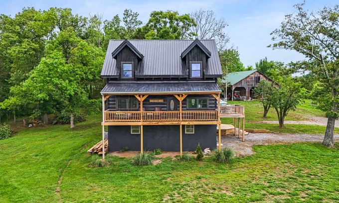 Mohawk Casa | Rustic & private log cabin in East Tennessee (dogs allowed!)