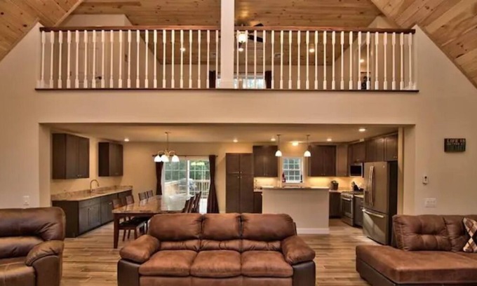Tafton Casa | Rustic Private Manor Retreat In Tafton Near Lake!